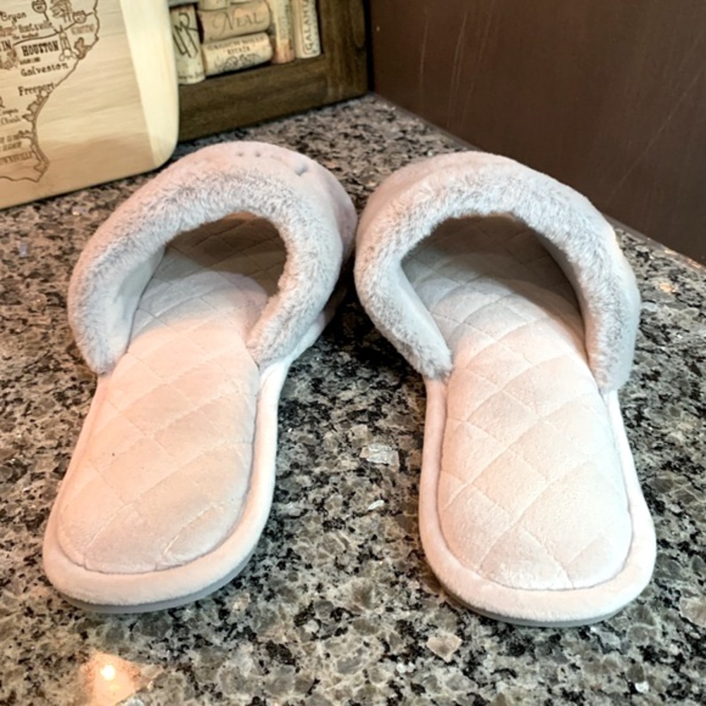 Rae Dunn BE KIND Gray Faux Fur Memory Foam Slippers Size Medium - Picture 3 of 5